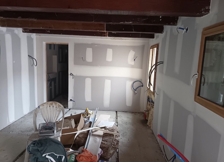 Travaux de cloisons et isolation en cours