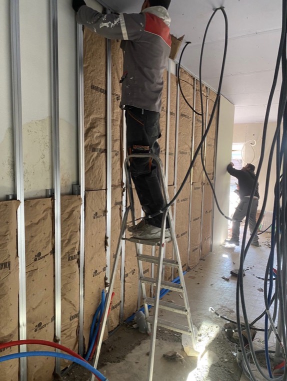 Artisan travaillant sur un chantier de placo et câblage