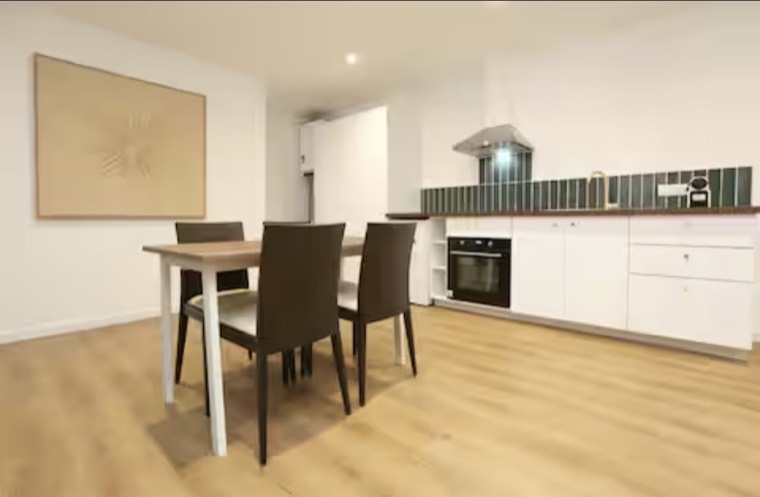Cuisine rénovée avec coin repas et chaises hautes