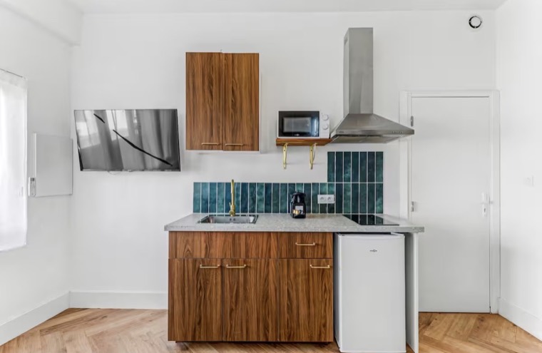 Cuisine avec meubles bois et carrelage vert