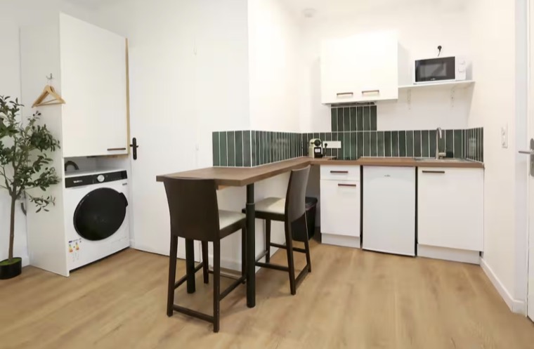 Kitchenette rénovée avec crédence verte