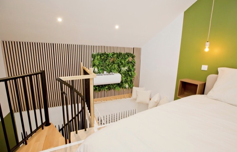 Mezzanine avec tasseaux bois et mur végétal