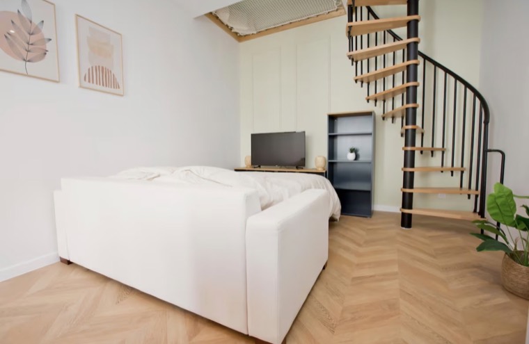 Salon rénové avec escalier et parquet clair